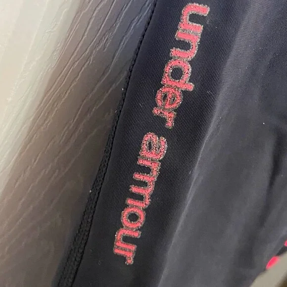 Under Armour HeatGear Black Capri Workout Pants/Leggings w/ Hot Pink Stripes (M) - Picture 5 of 6